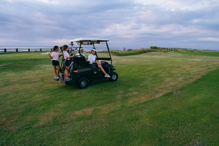 familia jugando golf