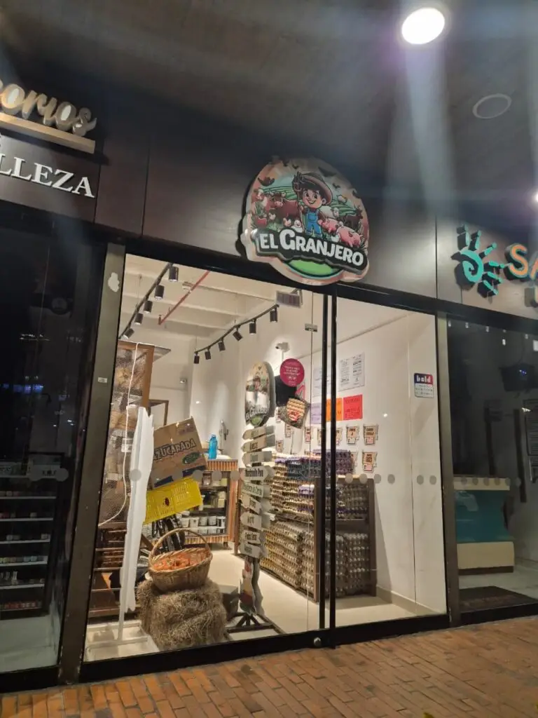 Punto Físico de El Granjero en Bazar Alsacia en Bogotá de noche